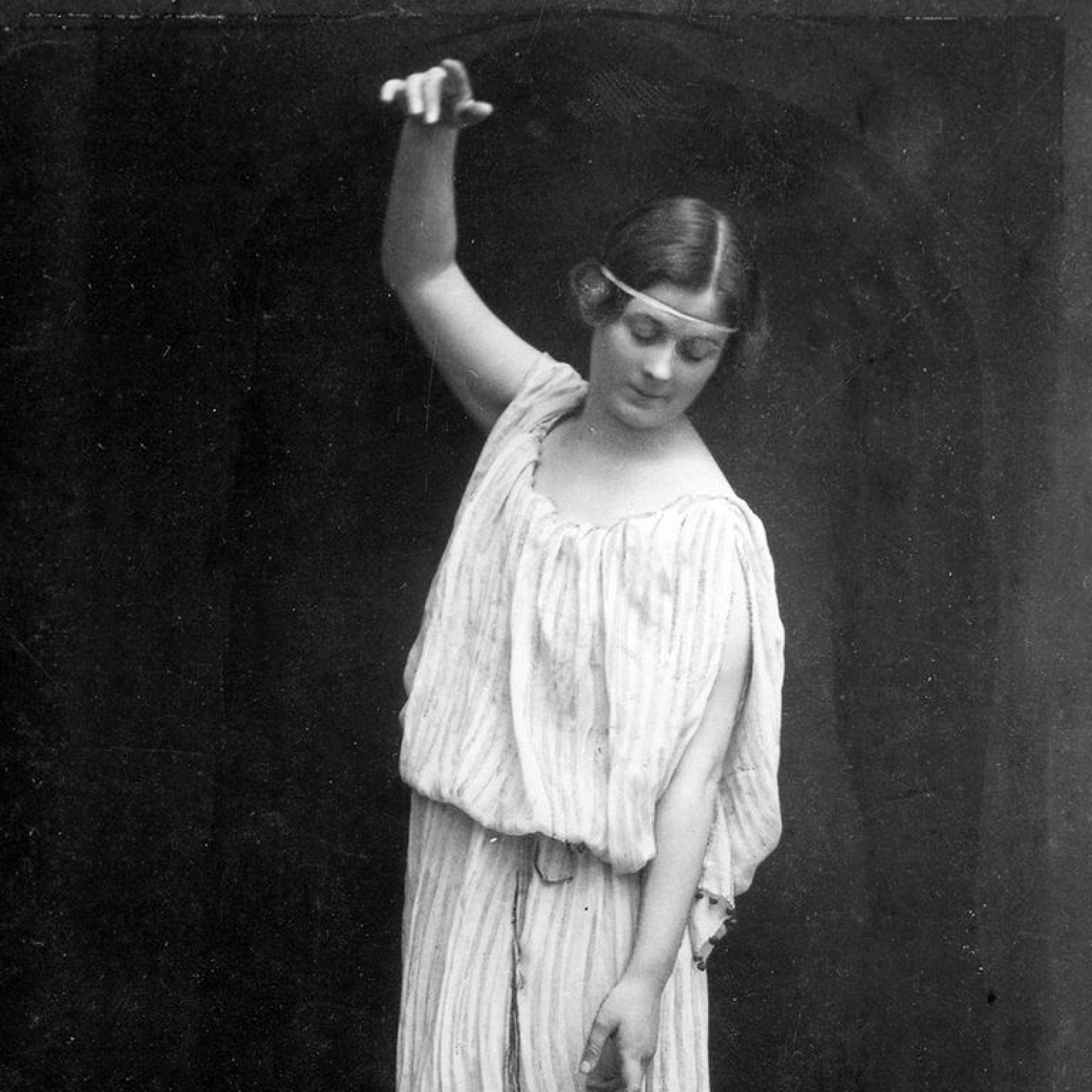 1519409164-isadora-duncan-web