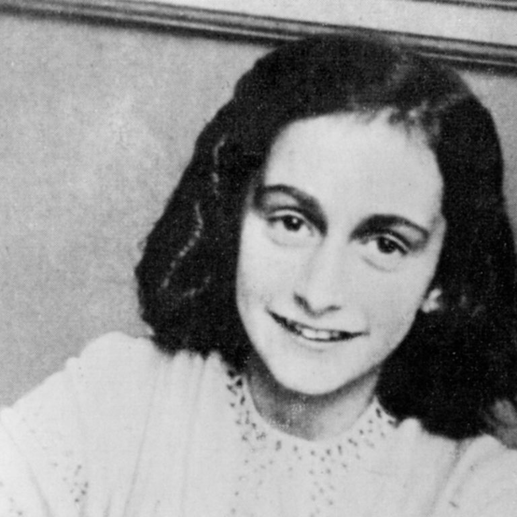 1519409882-anne-frank-web