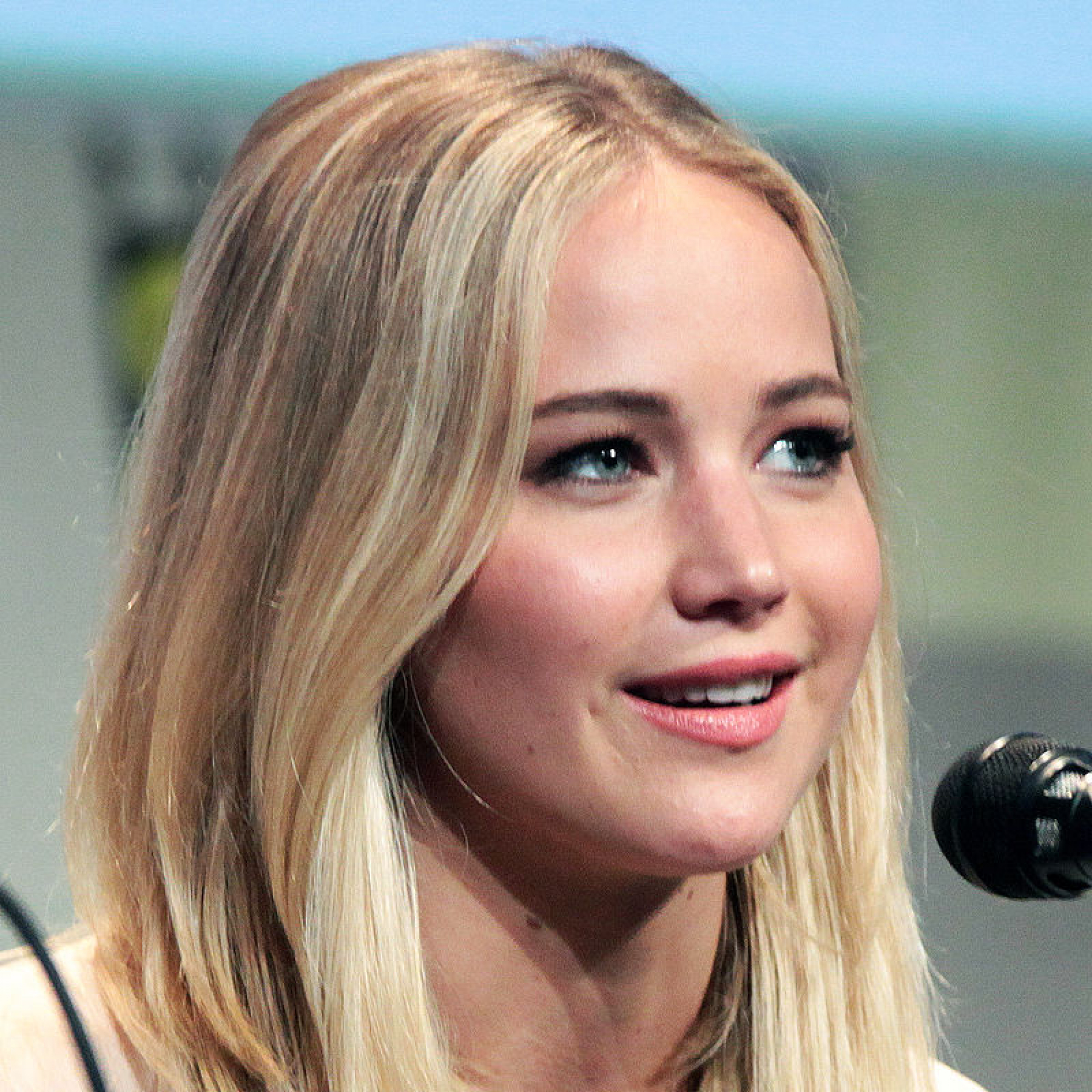 800px-Jennifer_Lawrence_SDCC_2015_X-Men