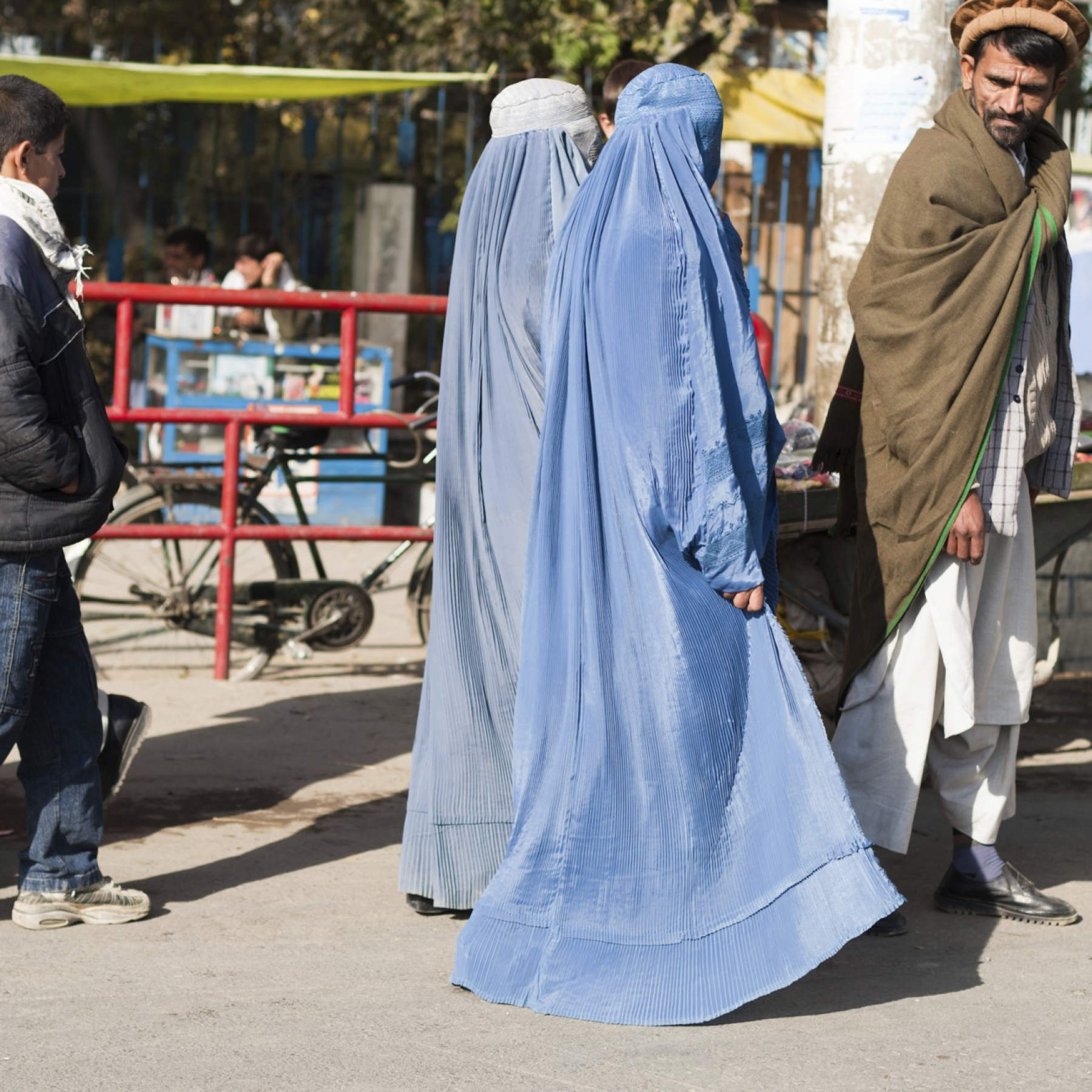 Afghan-man-and-his-two-wifes-000015604252_Large