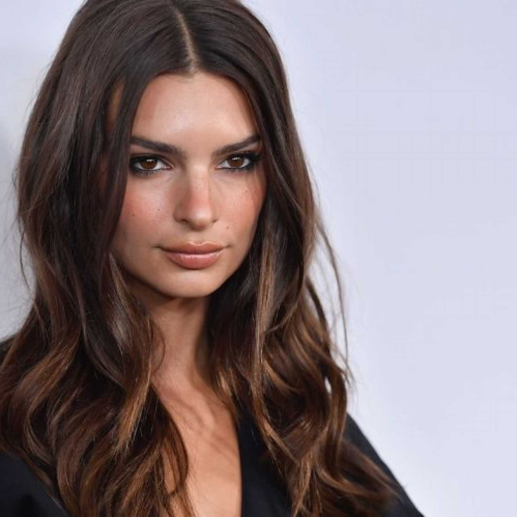 Emily-Ratajkowski-768x499
