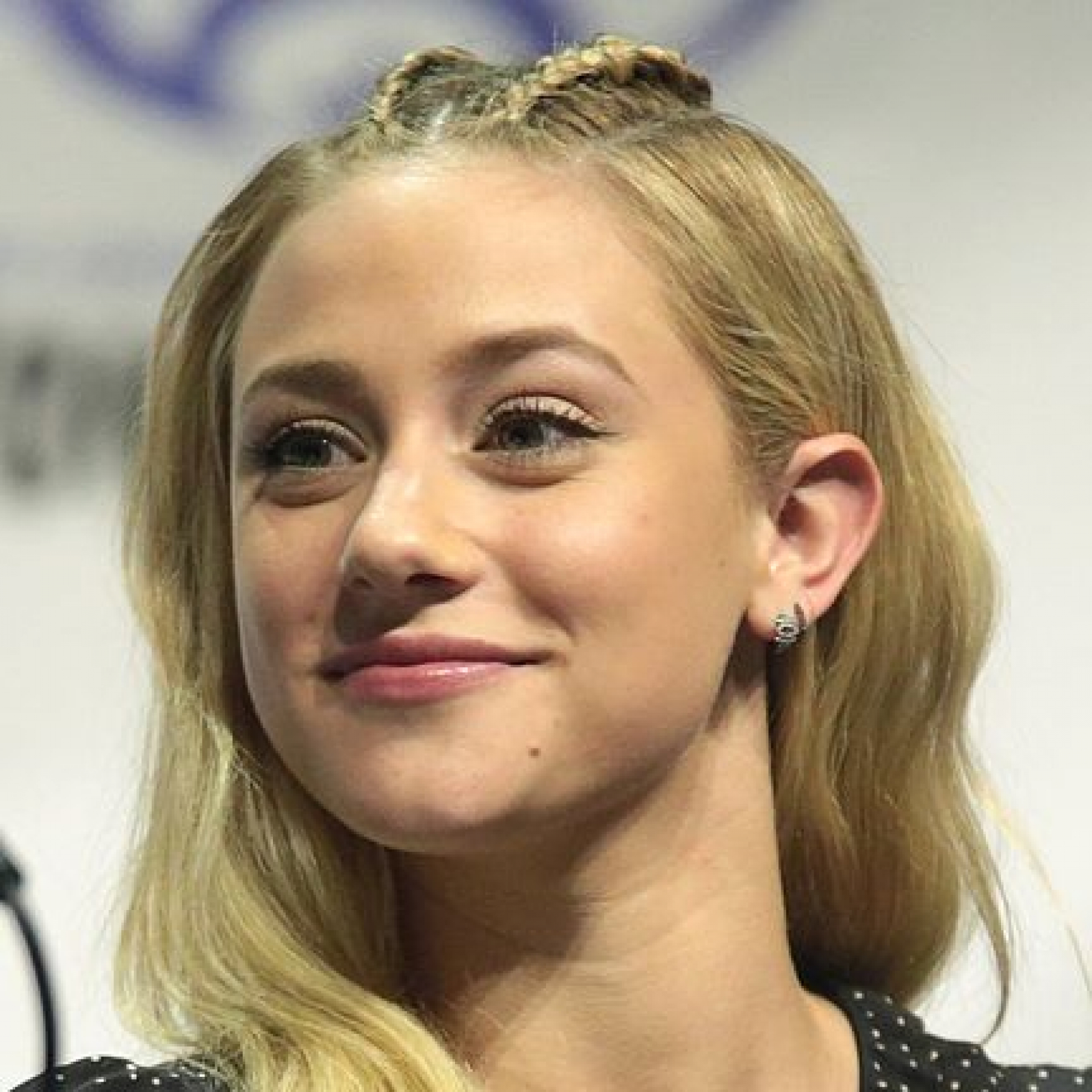 Lili_Reinhart
