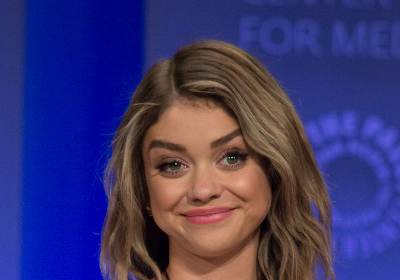 800px-Sarah_Hyland_at_2015_PaleyFest