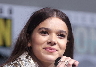 Hailee_Steinfeld_by_Gage_Skidmore